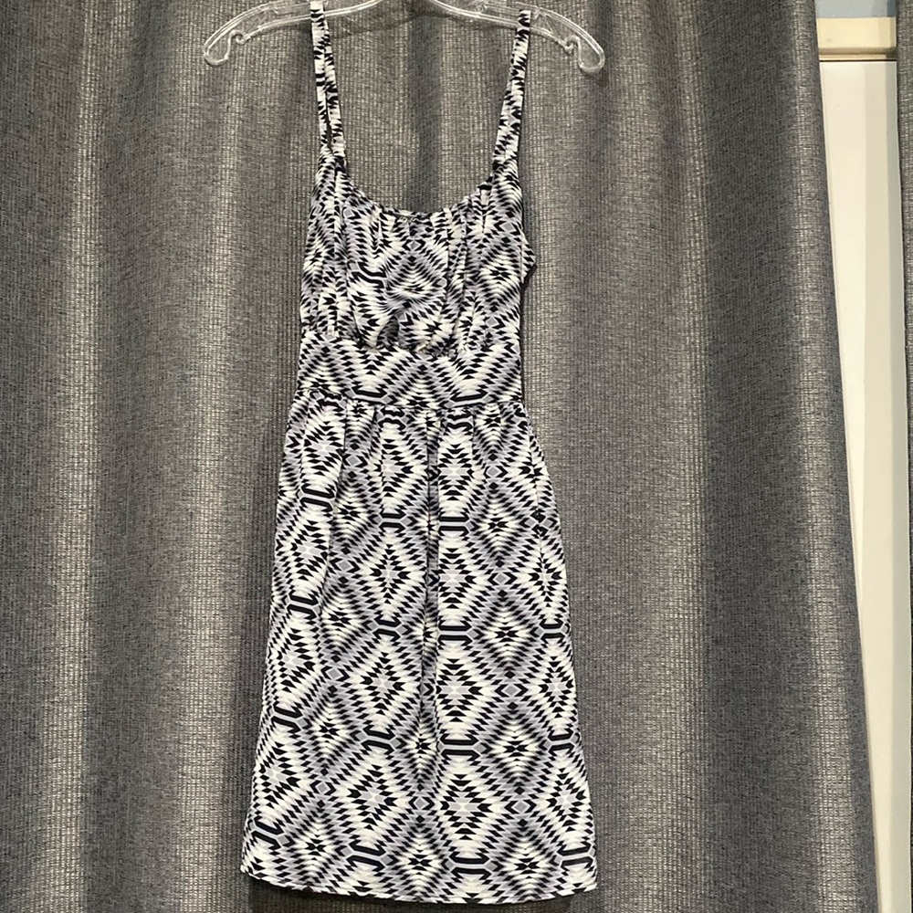Black and white print dress. (M)